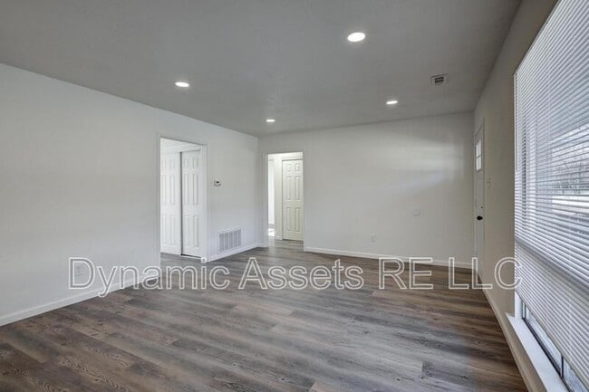 Building Photo - 1902 John F Kennedy St