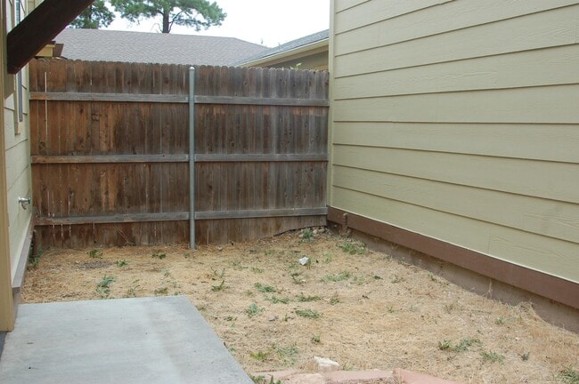 Building Photo - 1517 E Helen Way