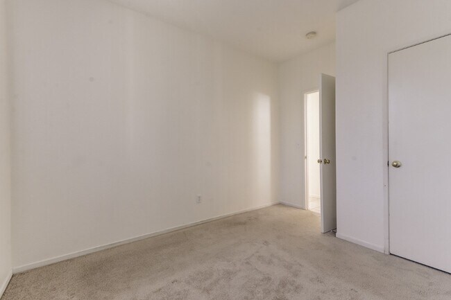Building Photo - 9392 Lakepoint Dr
