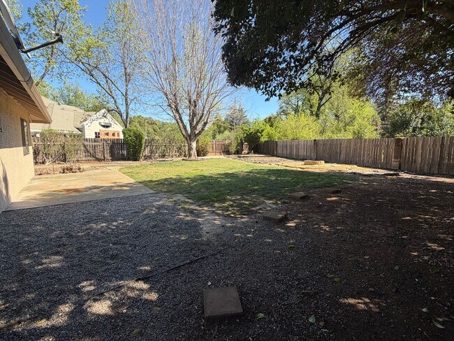Building Photo - 3 bedroom Townhouse in East Redding
