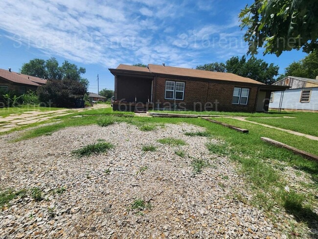 Primary Photo - $1250 - 4 bedroom / 2 bathroom - Single Fa...