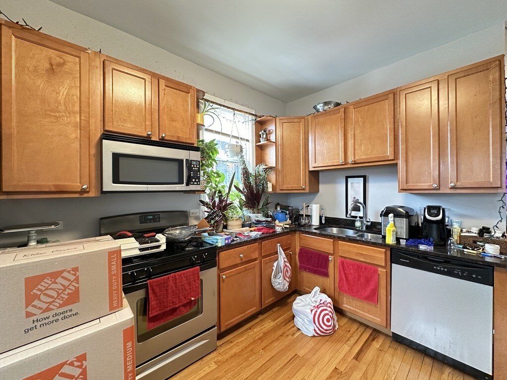 Building Photo - 825 W Buckingham Pl
