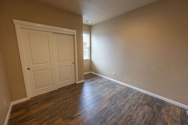 Building Photo - One Level Ranch Home - Three Bedrooms with Central Air / No HOA