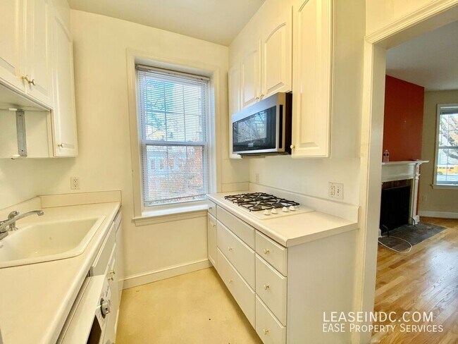 Building Photo - 840 New Hampshire Ave NW