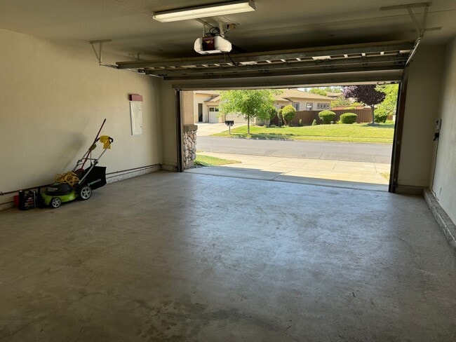 Building Photo - 877 Emerald Hills Cir
