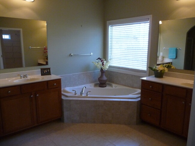 Building Photo - Executive Home!