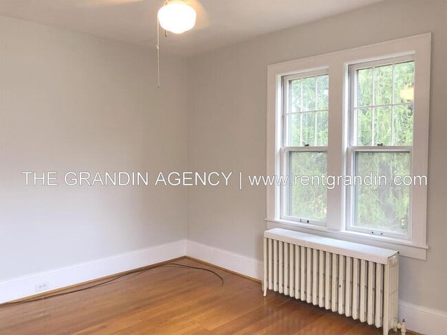 Building Photo - 2504 Longview Ave SW