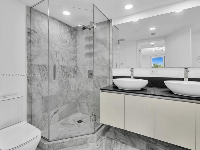 Building Photo - 9821 E Bay Harbor Dr