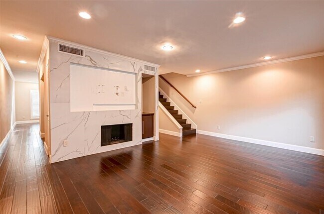 Building Photo - 1926 Augusta Dr