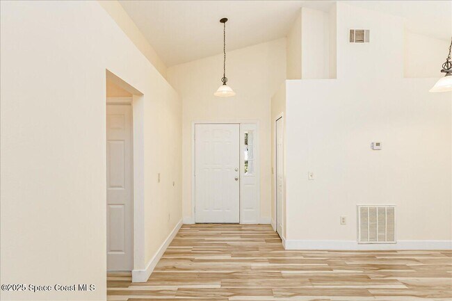 Building Photo - 6651 Fawn Ridge Dr