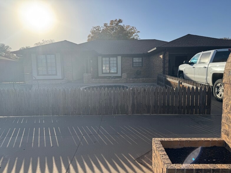 Primary Photo - 8608 Geneva Ave