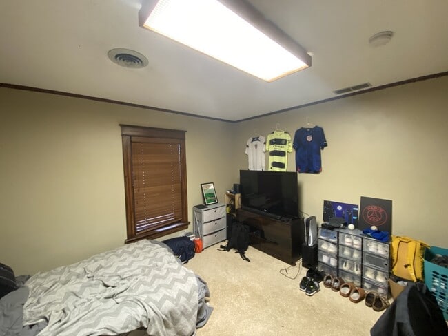 Building Photo - Spacious top floor 4 bed 1 bath by UWEC!