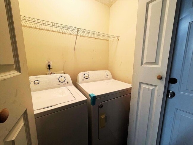 Building Photo - 5410 Twin Lakes Dr