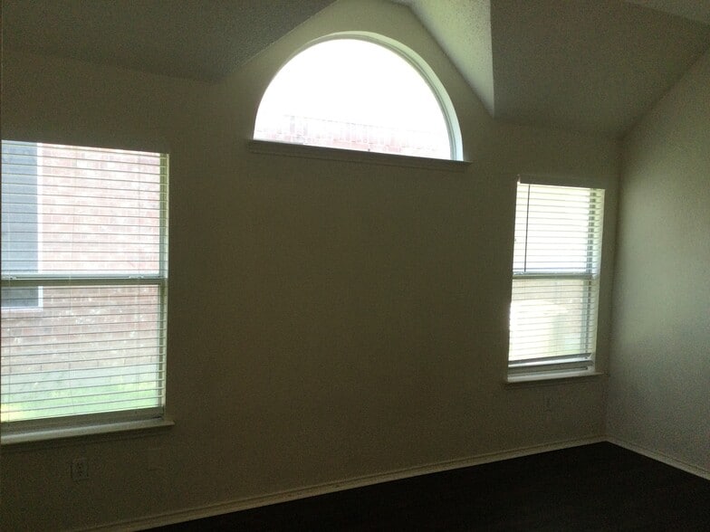 Building Photo - 300 Trailwood Dr