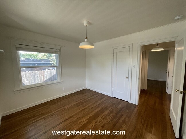 Building Photo - 811 G St