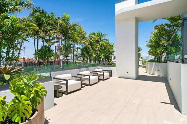Building Photo - 9901 W Bay Harbor Dr
