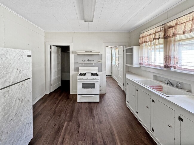 Building Photo - 661 Victory Dr