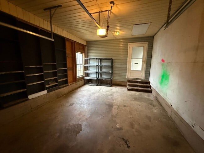 Building Photo - 114 Greenview Dr