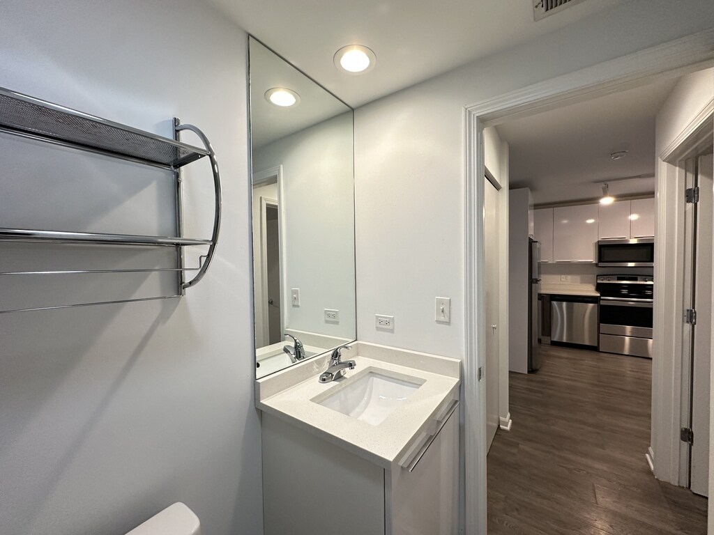 Building Photo - 940 W Winona St