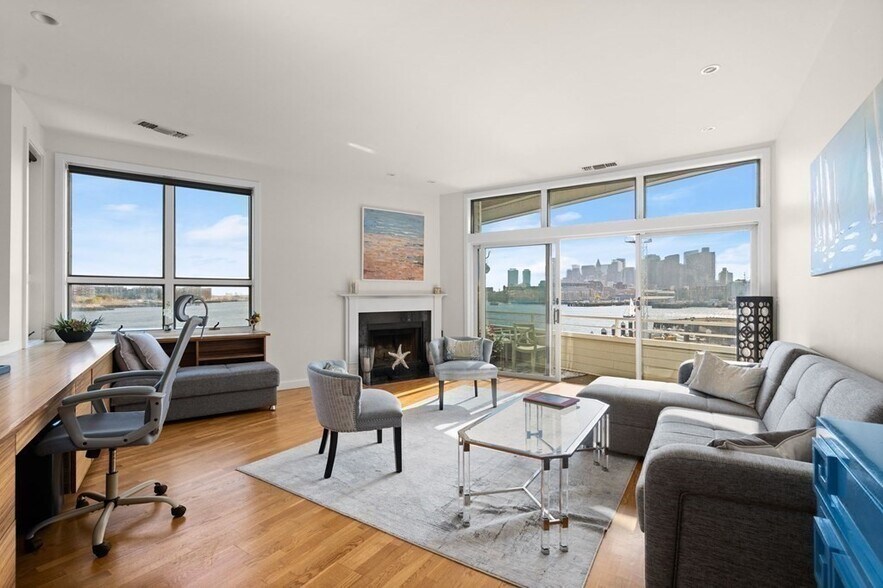 Building Photo - 3 Pier 7