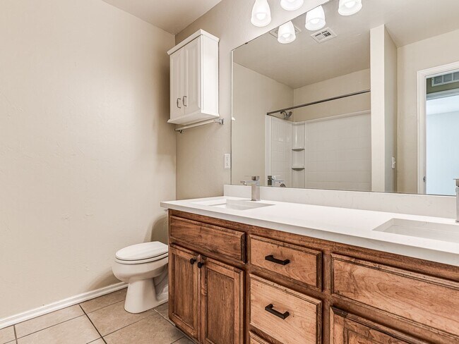 Building Photo - Updated home in Edmond + 3 bed + 2 bath