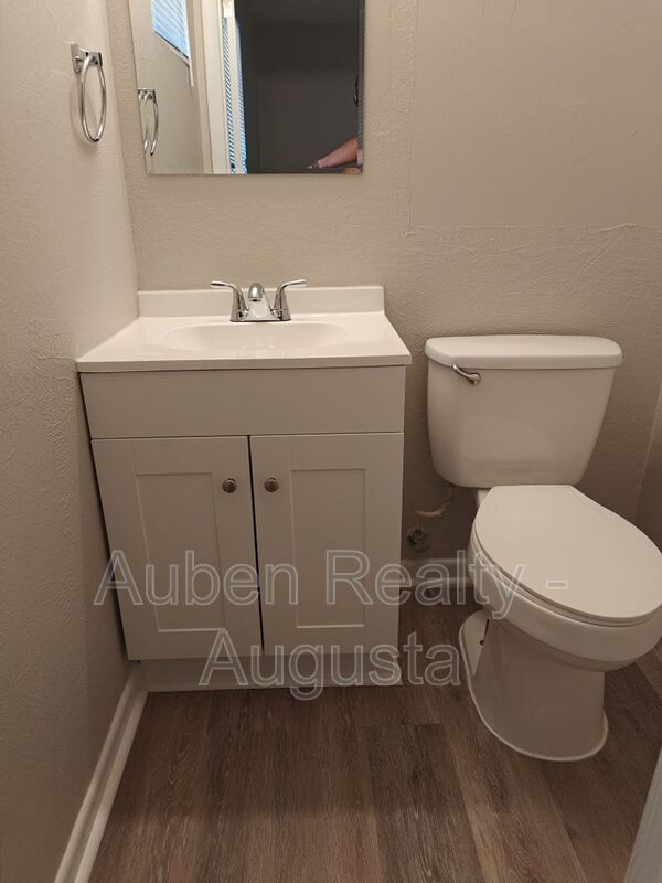 Building Photo - 404 Kingstree Rd