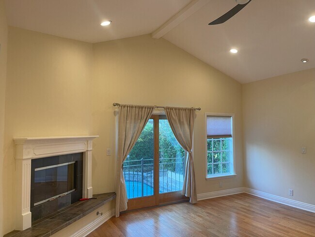 Building Photo - 14320 Hortense St