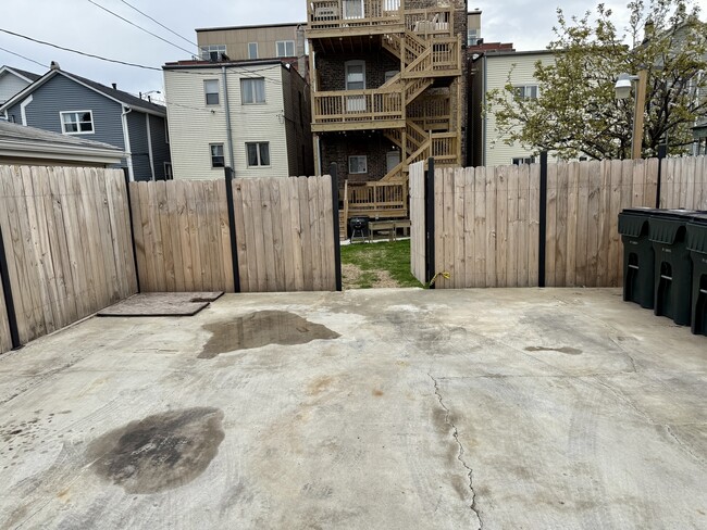 Building Photo - 930 W 35th St