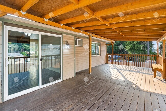 Building Photo - 4BR + Finished Heated Garage | Fenced 1/4 Acre | Mins to JBLM
