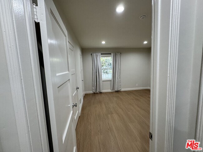 Building Photo - 300 S Doheny Dr
