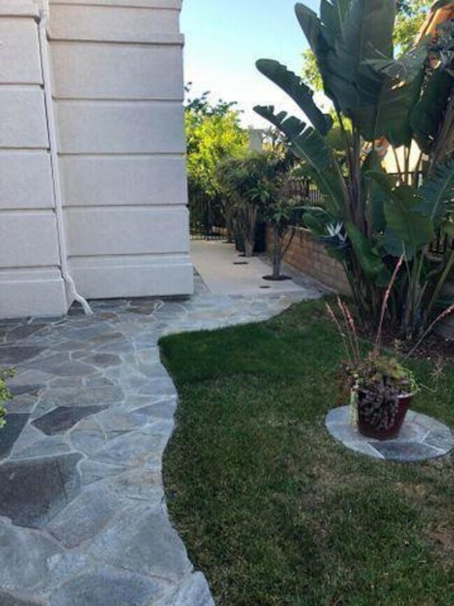 Building Photo - Thousand Oaks Meadow Wood Home. Wood Flooring (No Carpet). Near Lang Ranch Elementary
