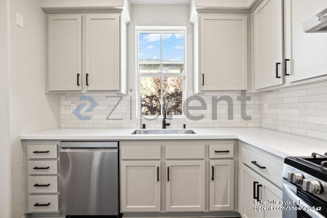 Building Photo - 634 Elderberry Dr