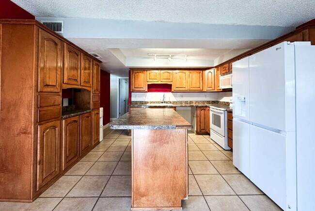 Building Photo - "Spacious 4-Bedroom, 2-Bathroom in Yuma!"