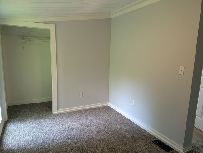 Building Photo - Move in Ready 4 Bed 2 Bath House
