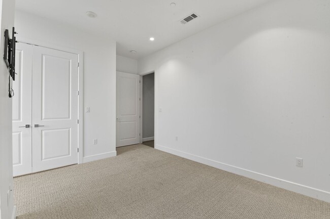 Building Photo - Stunning high rise unit in the affluent River Oaks District!