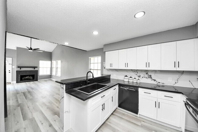 Building Photo - 6281 Ludington Dr