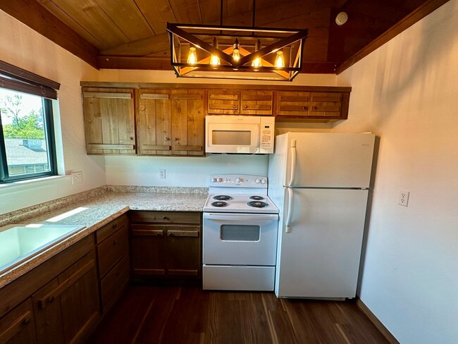 Building Photo - Cute 1 Bedroom Unit Close to Downtown