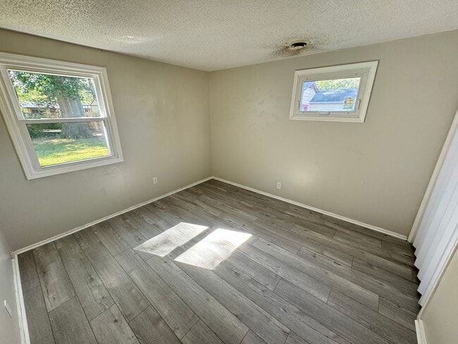 Building Photo - 2 bed, 1 bath Home in Elkhart IN   ACCEPTI...