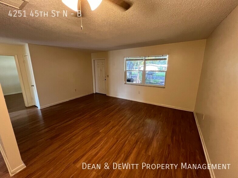 Building Photo - 2 Bed/1 Bath - Unit B
