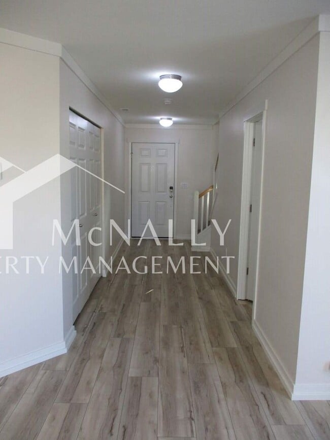 Building Photo - Spacious 3 Bedroom 3 Bath Home with Modern Amenities