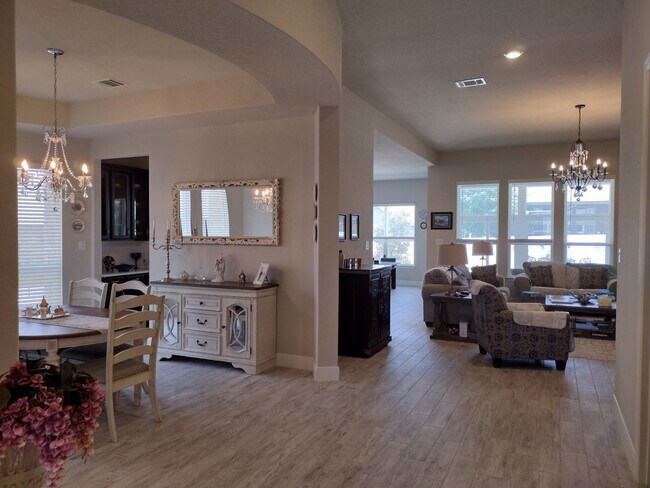 Building Photo - Beautiful 4 bedroom with a pool!!!