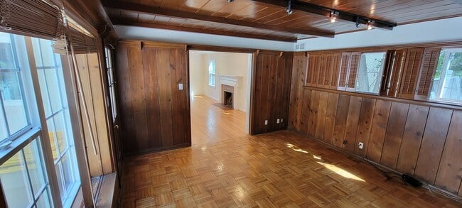 Building Photo - 661 Warner Ave