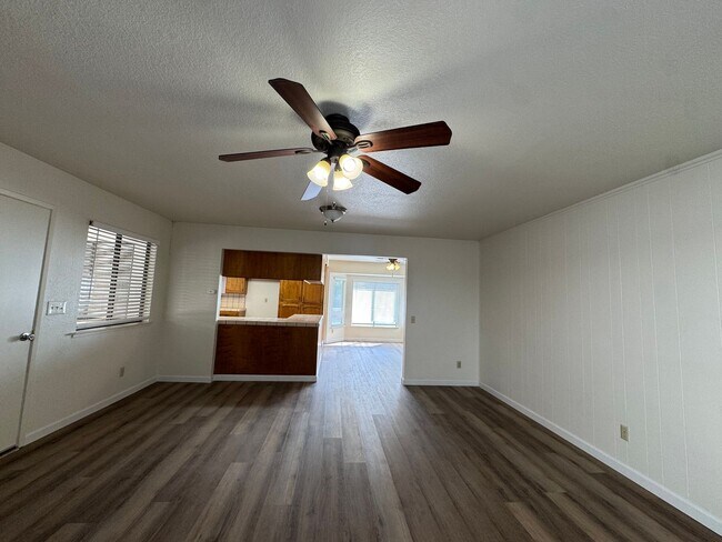 Building Photo - 657 W Escalon Ave