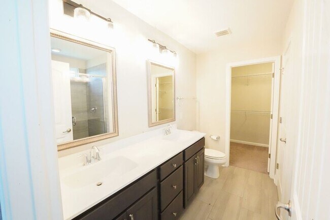 Building Photo - 165 Greyfield Cir