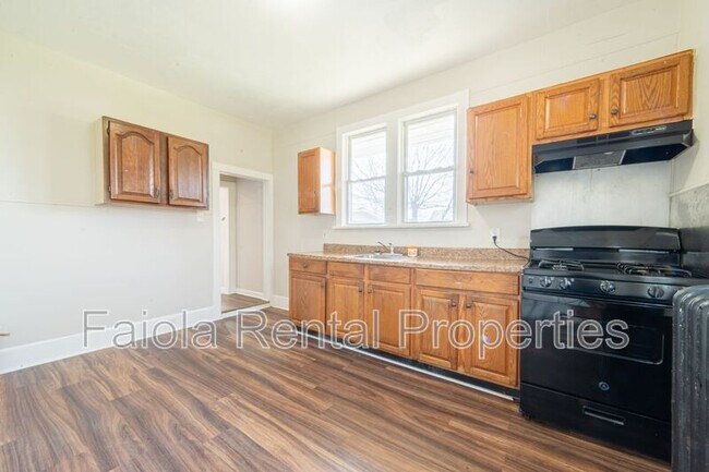 Building Photo - 426 W Peach St