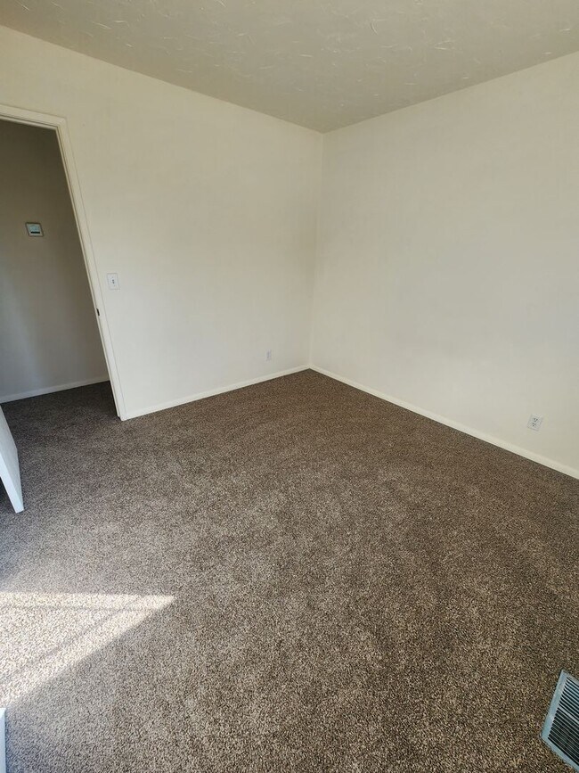 Building Photo - SINGLE FAMILY HOME ON HILLCREST (APP#72)