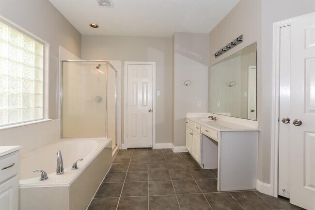 Building Photo - 13626 Summer Hill Dr