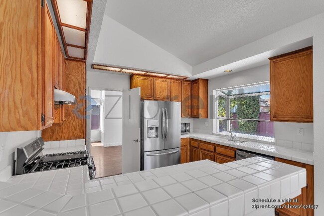 Building Photo - 115 Montego Dr