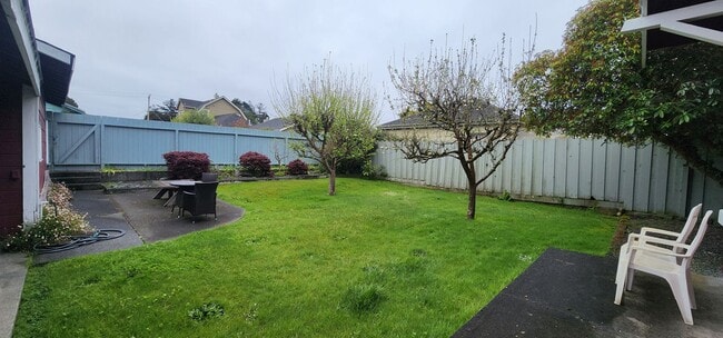 Building Photo - Single Family Fully Furnished Home with Al...