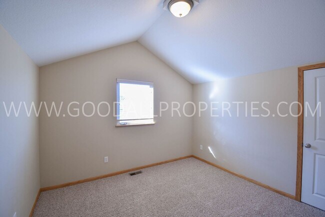 Building Photo - 1.5 Story 3-Bedroom Townhome with First-Fl...